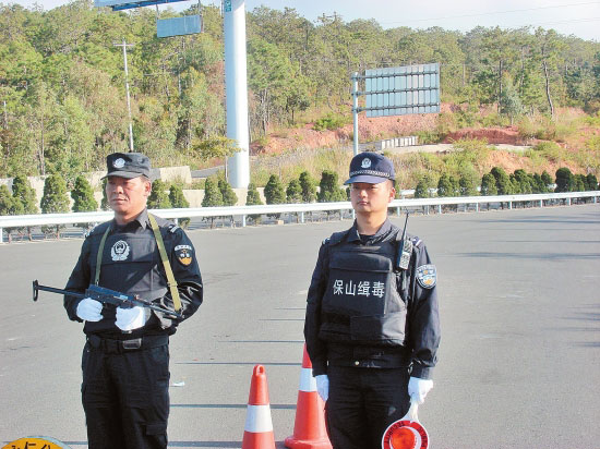 陈重章(右)生前和战友一起缉毒值勤.