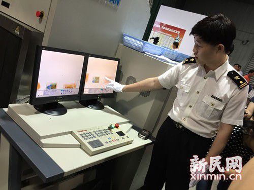 图说：毒贩瞄准邮递快件渠道，上海海关工作人员用X光机对快件密切检查。新民晚报新民网记者