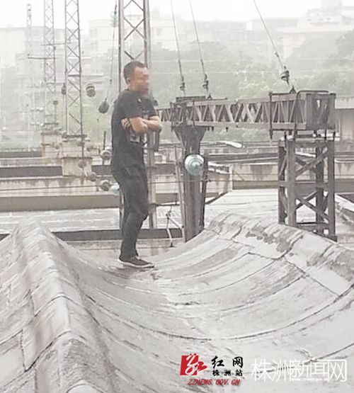 男子吸毒致幻后爬上十多米高的雨棚,身旁是高压电网 通讯员 供图