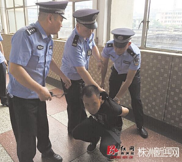 冯某被铁警救下后,因吸毒和扰乱单位秩序被处行政拘留20日。通讯员 供图