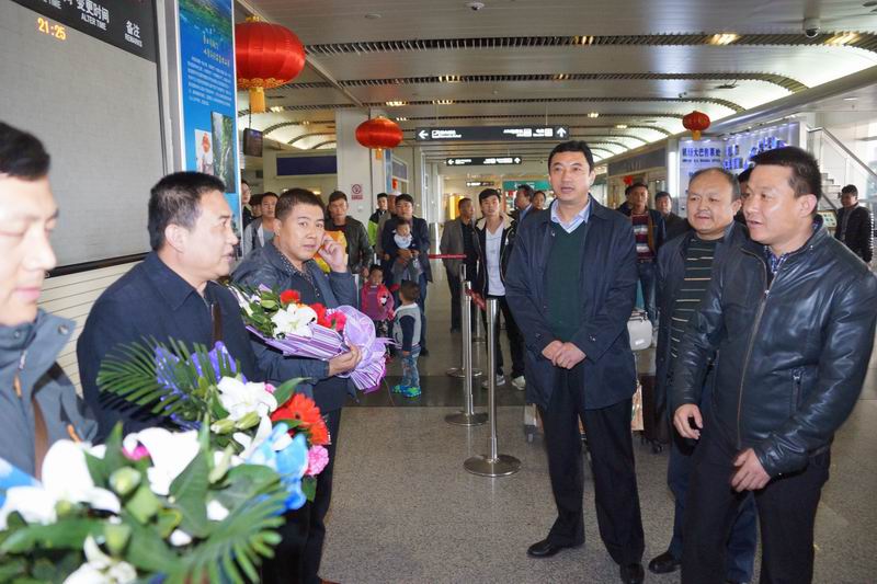 广河县,临夏县领导在机场迎接押解组民警