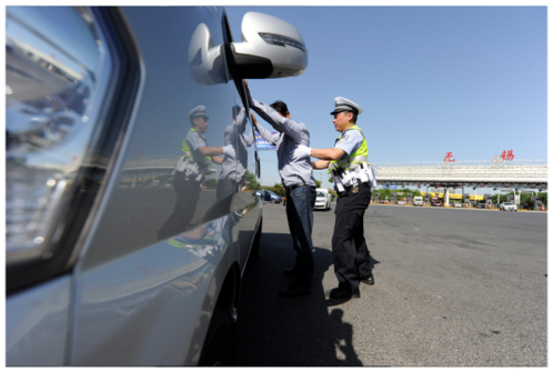 图为警察对嫌疑人进行搜身检查