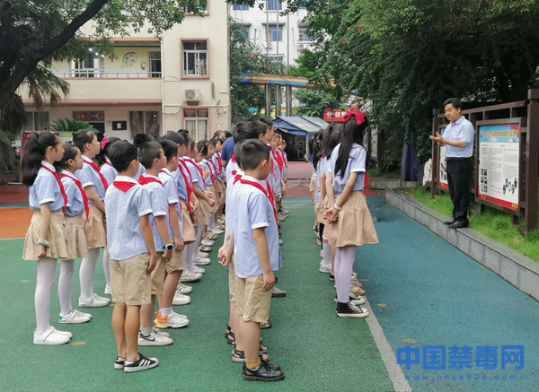 中国禁毒网讯 6月24日,四川省南充市大北街小学五年级七班的少先