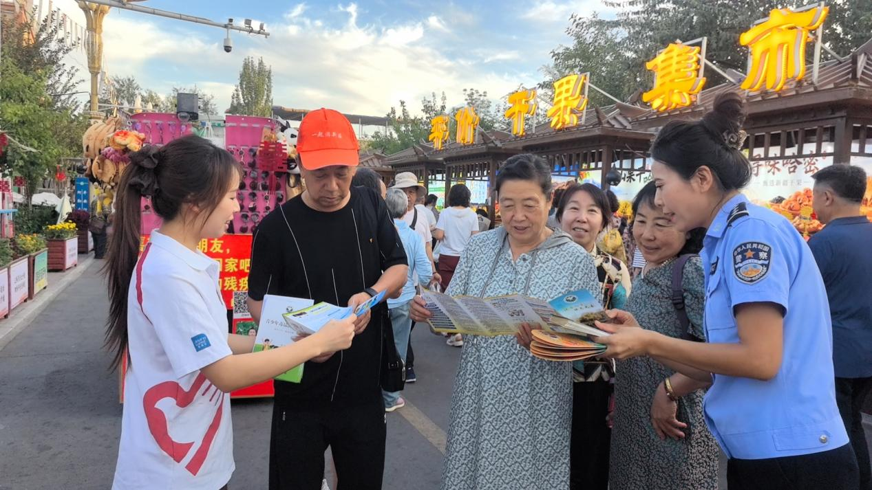 民辅警和西部计划志愿者对群众开展禁毒宣传