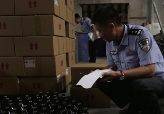 天津警方侦破特大跨国走私非法买卖制毒物品案